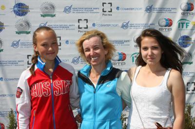 Справа налево — Валерия Кузнецова, Елена Брюховец и Полина Крупченко